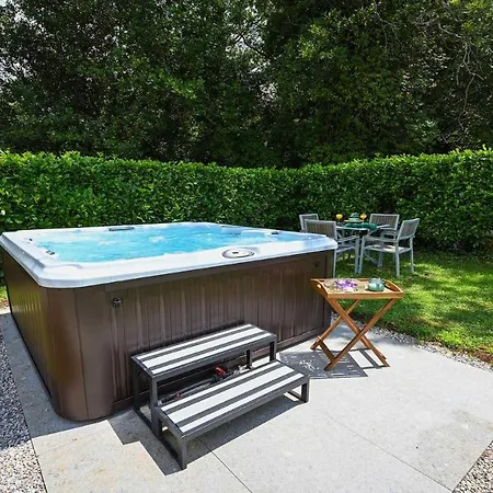 Charming Poolside In Gruda