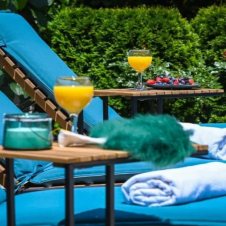 Villa Charming Poolside In